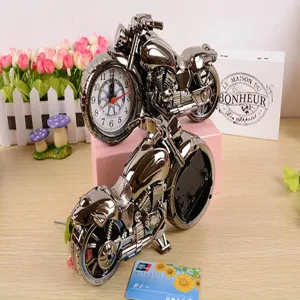 Metalen motorfiets wekker detailweergave, creatieve bureau decoratie en donkergouden cadeau.