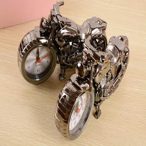 Gedetailleerd opname van de creatieve motorfiets wekker in gunmetal, metaalstructuur en wijzerplaat.