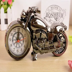 Metalen motorfiets bureauklok in donkere metalen afwerking met creatieve ronde wijzerplaat.