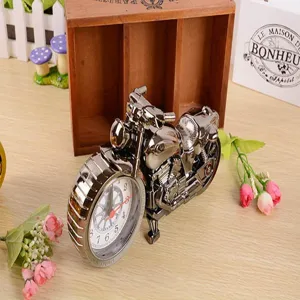 Vintage motorvormige kwartswekker in donkergoud metaal, creatief studentencadeau om te geven.