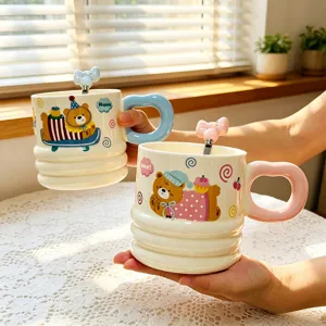 Deliziosa tazza da caffè in ceramica con simpatico motivo di orsetto e cucchiaio in ceramica.
