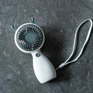 Mini ventilatore portatile USB ricaricabile con simpatiche corna di cervo per scrivania.