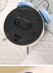 Detailansicht der Rückseite des 4-Zoll Metall Doppelglocken-Weckers mit Batteriefach.