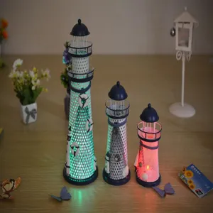 Decorazione di faro in ferro in stile mediterraneo con luce LED, regalo creativo da tavolo.