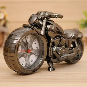 Creatieve motorvormige kwartswekker, retro metalen bureaudecoratie voor studenten.