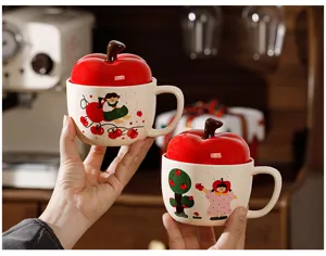 Vista dettagliata della tazza in ceramica a forma di mela con illustrazione di ragazza.