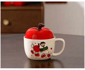 Dettaglio della tazza in ceramica a forma di mela con simpatico disegno di ragazza.