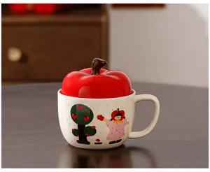 Tazza in ceramica a forma di mela con coperchio, simpatica tazza da caffè con ragazza.