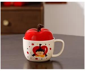 Simpatica tazza in ceramica a forma di mela con coperchio, design ragazza cartoon per regali.