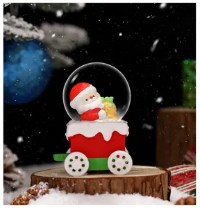 Nahaufnahme der Weihnachts-Schneekugel im Zug-Design mit süßem Kunstharz-Weihnachtsmann.