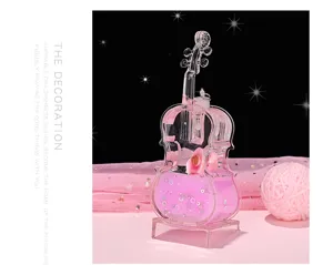 Detaillierte Nahaufnahme des klaren Acryl-Violinen-Öltropfen-Ornaments mit rosa Flüssigkeit.