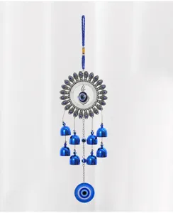 Dettaglio campanello a vento in metallo con occhio turco blu, decorazione da appendere.