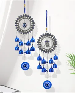 Vista dettagliata del campanello eolico con occhio greco blu, decorazione da parete.