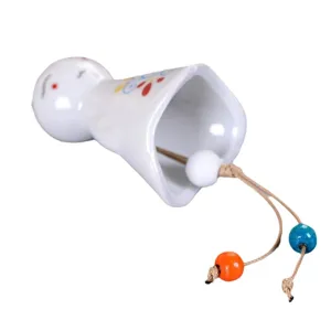 Campanella eolica in ceramica teru teru bozu con perline colorate per la decorazione.