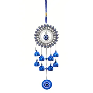 Campanella a vento sospesa in metallo creativo con occhio diabolico blu e campanelli vista principale