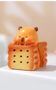Jolie figurine de capibara en résine sur socle de biscuit, jouet de décoration bureau.