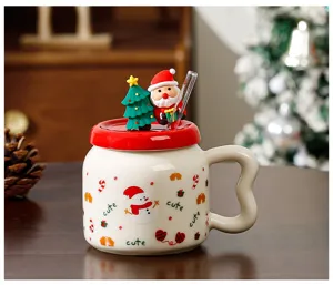 Tasse en céramique de Noël avec couvercle Père Noël et paille, vue détaillée cadeau.