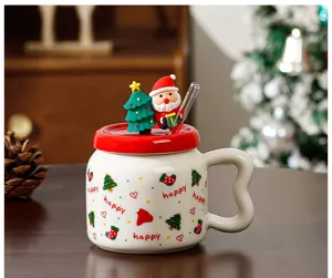 Gros plan détail de la tasse en céramique de Noël avec joli couvercle de Père Noël et paille.