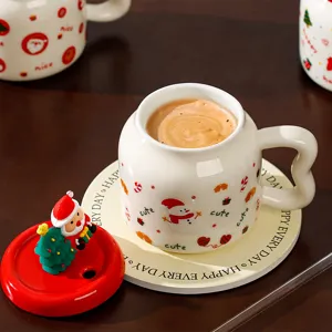 Tasse en céramique de Noël avec joli design de bonhomme de neige, couvercle et paille.