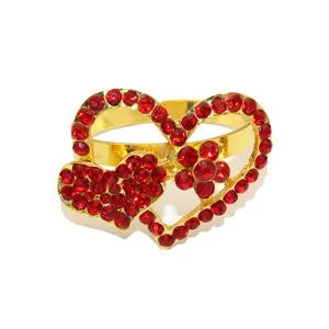 Nahaufnahme des funkelnden roten Strass-Doppelherz-Serviettenrings mit sehr elegantem Glanz.