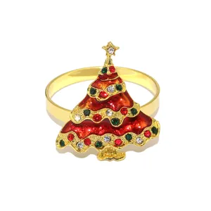 Primo piano dettagliato dell'elegante portatovagliolo albero di natale con smalto rosso e strass.