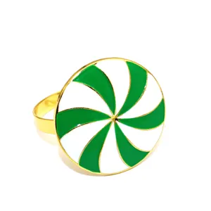 Nahaufnahme des grün-weißen Bonbon-Serviettenrings mit edlem goldfarbenen Metallrand.