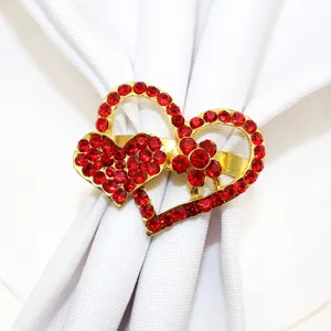 Strass Herz Serviettenring Detailansicht, goldfarbenes Metall mit roten Kristallen für Hochzeit.