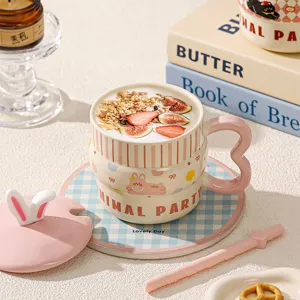 Tazza in ceramica con manico a cuore, coperchio con orecchie di coniglio, design grazioso.