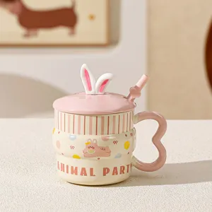 Vista dettagliata della simpatica tazza da caffè in ceramica con coperchio a orecchie.