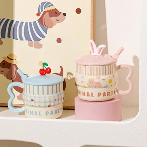 Primo piano di deliziose tazze in ceramica con coperchi di cartoni animati e cucchiai.