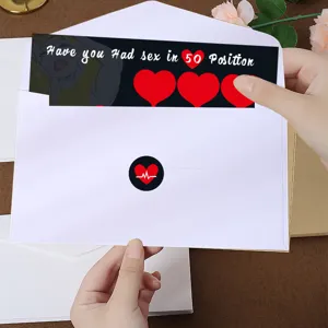 Vue détaillée de la carte de jeu de grattage de position romantique pour couple.