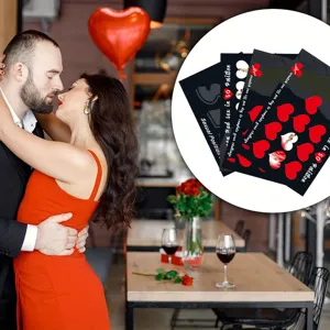 Vue détaillée du jeu de carte à gratter romantique pour adultes avec 50 positions sexy pour couples.