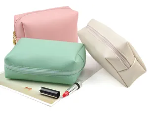 Details of portable PU cosmetic bag showing waterproof leather texture, zipper and color options.
