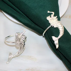 Dettaglio portatovagliolo sirena argento, elegante decorazione tavola per feste.