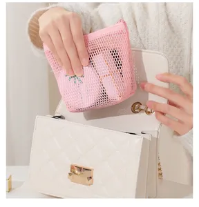 Nahaufnahme der rosa Netztasche Kosmetiktasche, tragbare atmungsaktive Make-up Aufbewahrung.