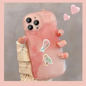 Custodia per telefono con motivo marmo rosa vista dettaglio, con adesivi di uccelli carini.