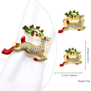 Primo piano dettaglio dell'anello portatovagliolo renna di natal con strass e smalto. 4.7cm.