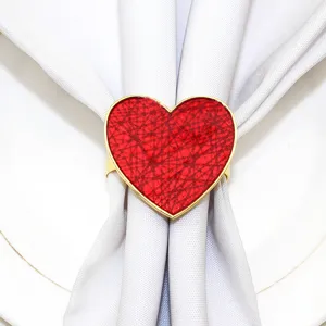 Anneau de serviette coeur rouge bordure or elegant decor de table pour fete de mariage diner