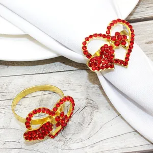 Goldfarbene rote Strass doppelte Herz Serviettenringe fur Hochzeit Tischdeko Details.