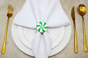 Grün-weiße Pfefferminz-Bonbon Serviettenring Detailansicht für elegante Tischdekoration