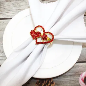 Rot strass doppelherz serviettenring detailaufnahme, elegante tischdeko fuer hochzeit.