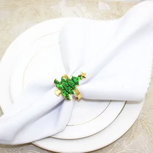 Nahaufnahme des Weihnachtsbaum-Serviettenrings aus grün-goldener Legierung für Festtafel.