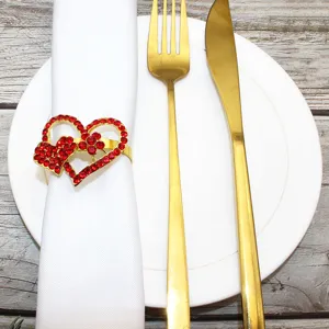 Erhöhter Strass Herz Serviettenring für Hochzeit Tischdekoration und romantisches Abendessen.