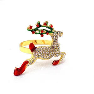 Gros plan détaillé du rond de serviette renne de Noël en strass, décoration dorée élégante.