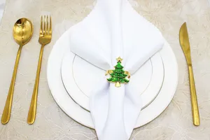 Nahaufnahme Detail eines festlichen Weihnachtsbaum Serviettenrings auf Serviette Tischdeko.