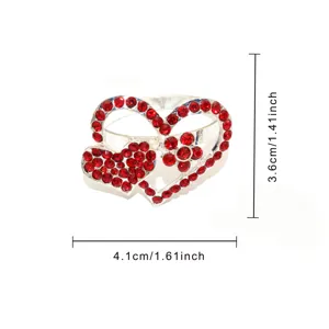 Silberner Strass-Herz-Serviettenring Detail, elegante Tischdeko für Hochzeit und Valentinstag.