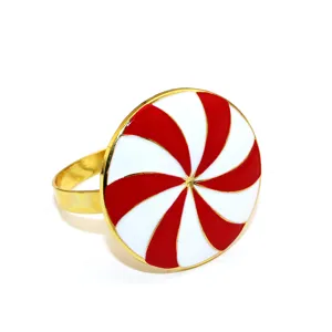 Nahaufnahme des rot-weißen Pfefferminz-Bonbon-Serviettenrings mit feiner Metall- und Lackoptik.