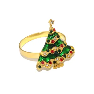 Primo piano del dettaglio dell'anello portatovagliolo decorativo con albero di Natale e strass.