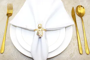Primo piano dettagliato dell'elegante portatovagliolo con coniglio pasquale su tavola.