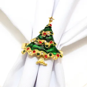 Vista dettagliata di un portatovagliolo ad albero di Natale verde con strass e finitura oro.